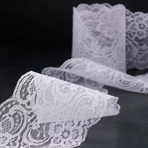 Set of 2 cylinder glass floating candle holders embellished white floral lace - Picture 6 of 7